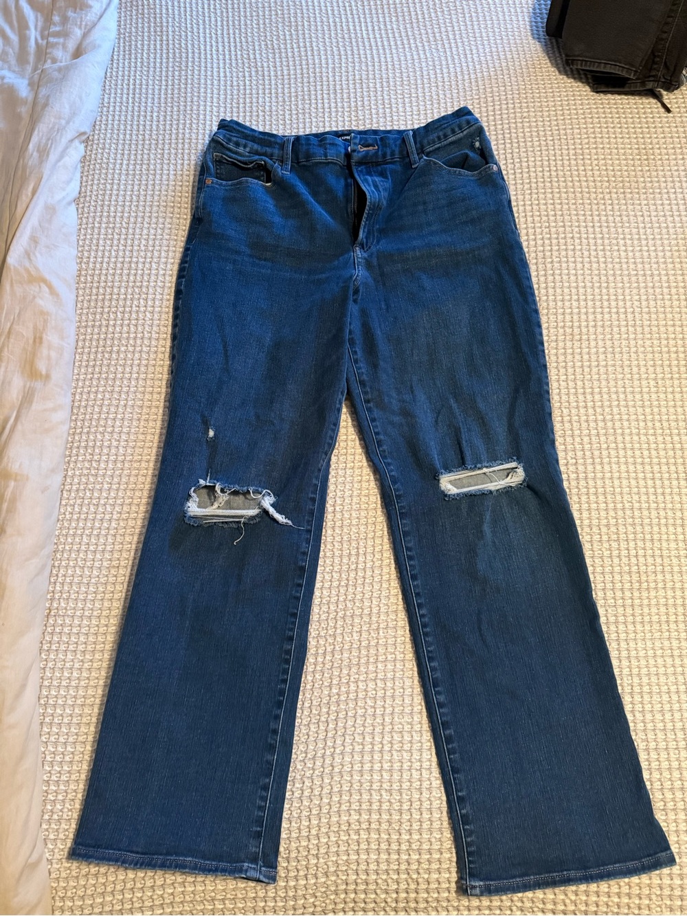 Express Womenโs Dark Blue Straight Leg Jeans with Knee Rips